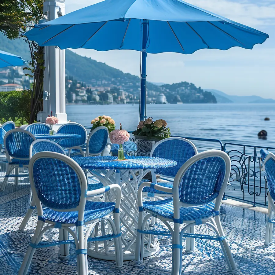 Terrazza sul mare con sedie blu e ombrellone, ingrosso arredo giardino Casalinghi Sicignano.