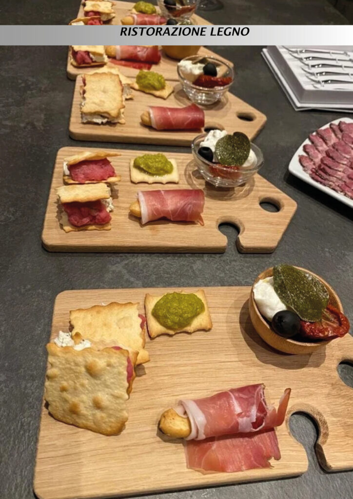 Tagliere con affettati e antipasti italiani su tavola